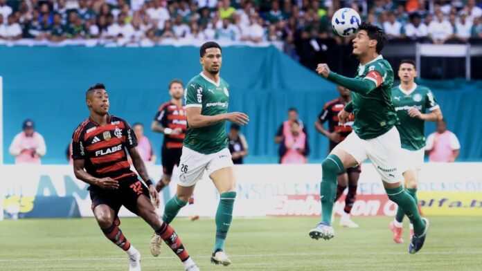 Flamengo supera Palmeiras com 2 a 0 e se aproxima da liderança do Campeonato Brasileiro