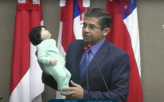 Deputado João Luiz critica vínculos com bebês reborn na Aleam e entoa canção de ninar