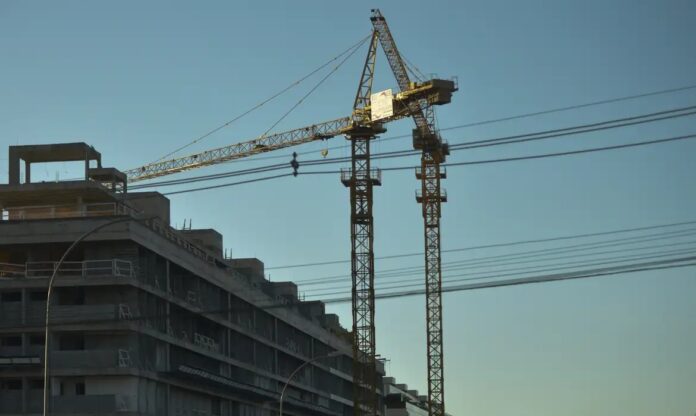 Indústria de Materiais de Construção Registra Crescimento de 1,6% em Abril