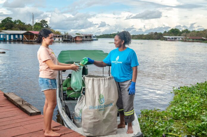 Iniciativa visa remover 3 milhões de garrafas plásticas dos rios do Amazonas até 2025