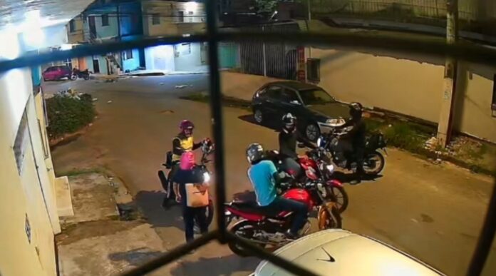 Criminosos em três motocicletas realizam arrastão e aterrorizam moradores na zona sul de Manaus