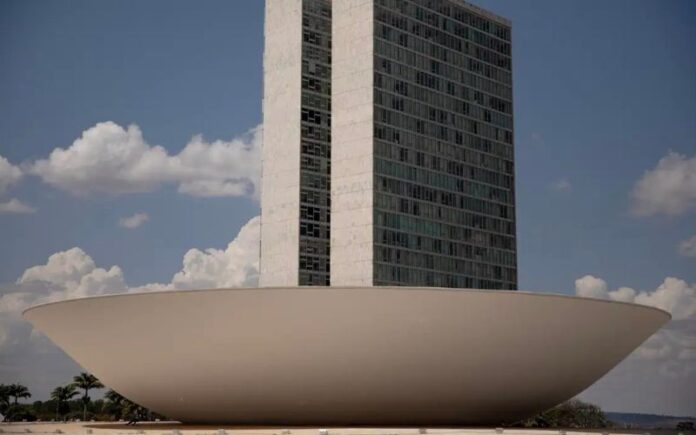 Câmara dos Deputados aprova endurecimento das penas para crimes contra profissionais de saúde