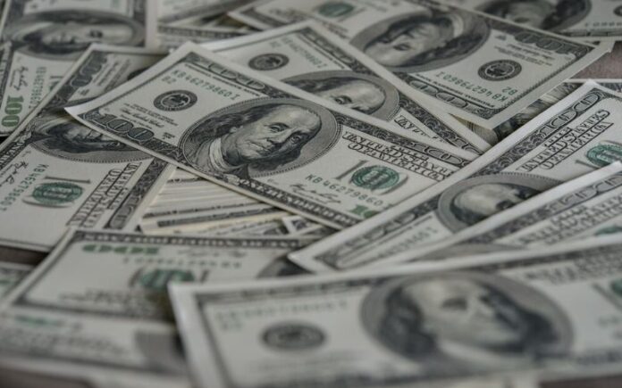 Desemprego em queda e dados econômicos dos EUA impulsionam desvalorização do dólar