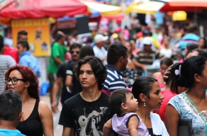 Desemprego cai para 6,6% e alcança o menor patamar trimestral desde 2015, revela IBGE
