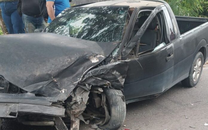 Carro capota e colide com cinco veículos em acidente no bairro Educandos, Manaus