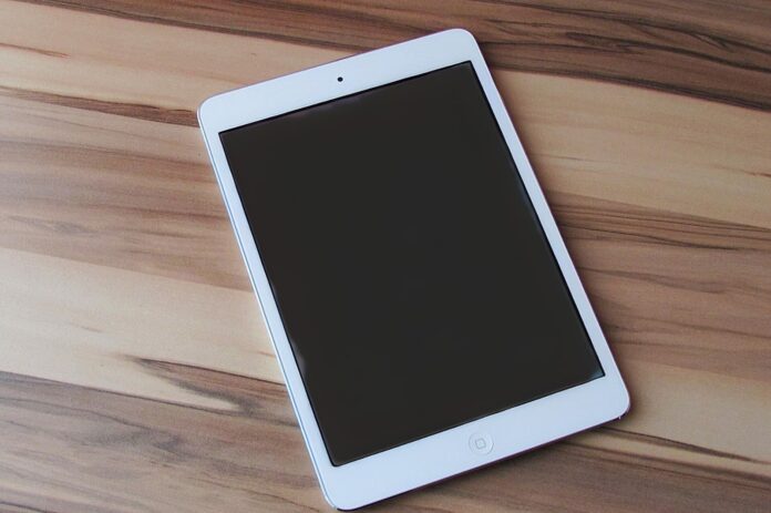 Justiça impõe pena a ex-servidores por fraudes em licitação de tablets para educação municipal