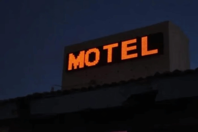 Homem com tornozeleira eletrônica tenta sair de motel sem pagar e chama a mãe para quitar a conta