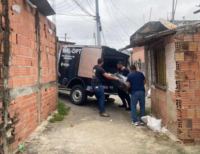 Criminosos invadem residência e assassinam dois homens a tiros em Manaus