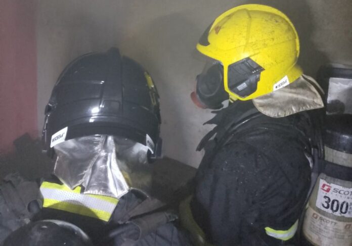 Celular em carregamento explode sobre colchão e provoca incêndio em residência de Manaus