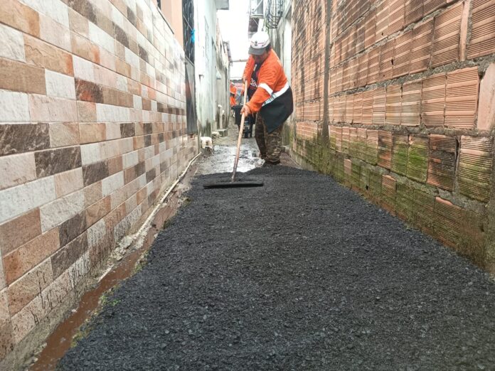 Prefeitura realiza asfaltamento de becos no Alvorada durante mutirão de melhorias