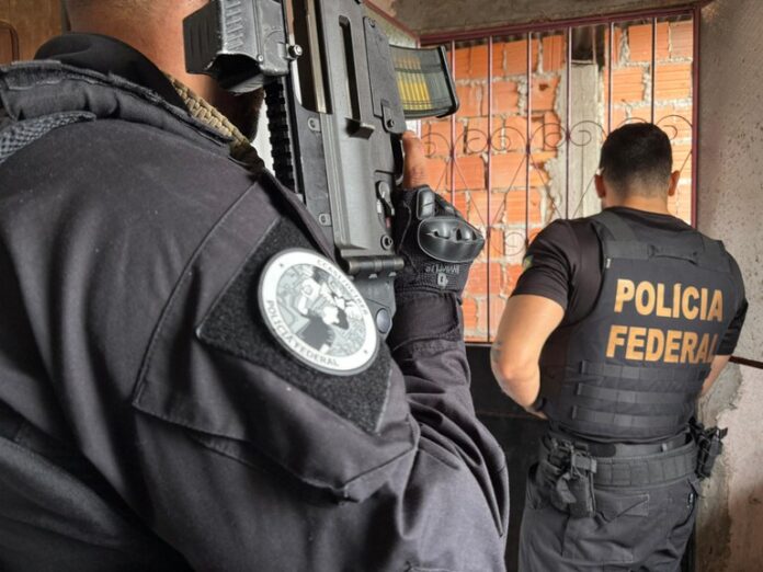 Homem detido por crimes de abuso infantil durante ação da Polícia Federal em Manaus