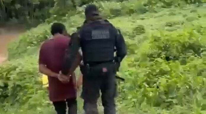 Pai é detido por tentativa de homicídio da esposa e por lançar filhos em rio no interior do Amazonas