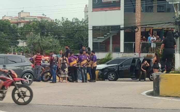 Acidente de trânsito em Manaus resulta em casal ferido com fraturas nas pernas