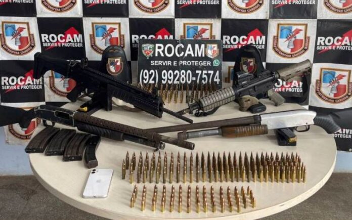 Mulher detida com fuzil e 342 munições em mala durante operação policial em Fonte Boa