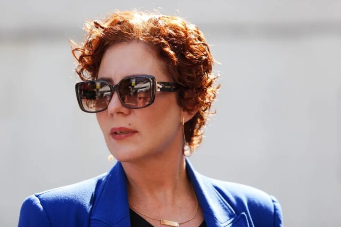 Carla Zambelli, condenada a 10 anos, abandona o Brasil e solicita licença do mandato