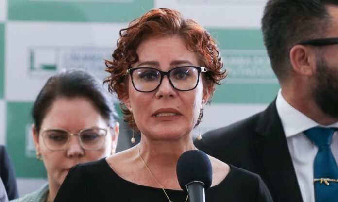 PGR Requer Prisão Preventiva de Carla Zambelli Após Sua Saída do País