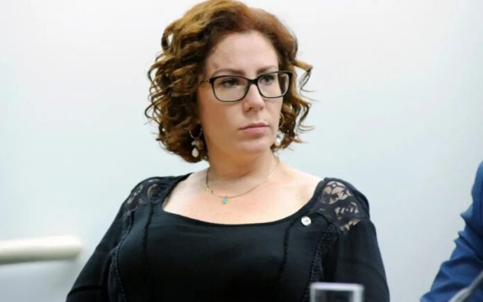 Alexandre de Moraes ordena prisão preventiva da deputada Carla Zambelli após sua saída do Brasil