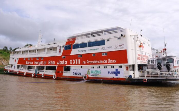 Embarcações do Governo do Amazonas oferecem serviços de saúde a comunidades em Anamã durante cheia dos rios