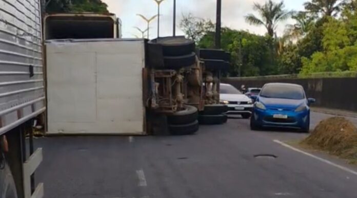 Carreta de ração tomba e causa congestionamento na Zona Sul de Manaus