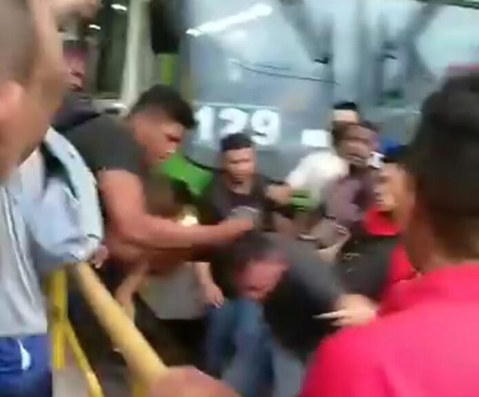 Ladrão é agredido por populares após tentativa de assalto a ônibus em Manaus