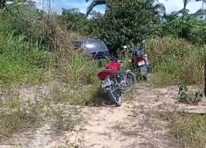 Carro Fiat Abandonado em Processo de Desmonte Descoberto na Mata da Estrada do Brasileirinho