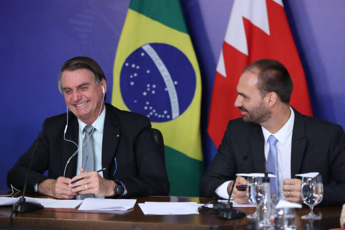 Transferência de R$ 2 milhões de Bolsonaro ao filho nos EUA pode evitar impostos se caracterizada corretamente