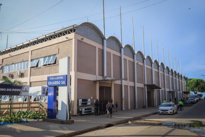 Fiscais proíbem agricultoras de vender em feira de Tefé, enquanto população critica presença de atravessadores