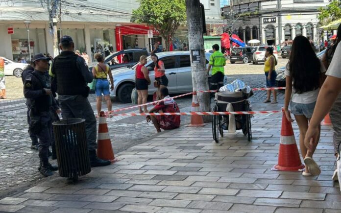 Filho é Detido em Manaus por Transportar o Corpo do Pai em Cadeira de Rodas com a Intenção de Solicitar Empréstimo