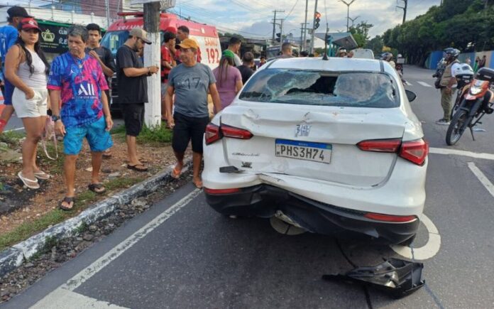 Acidente na Zona Centro-Sul: Três ocupantes de moto sem capacete se ferem em colisão com carro