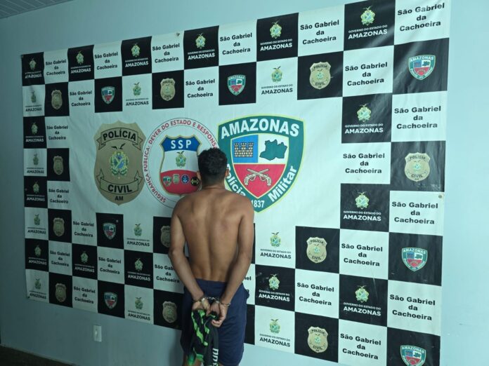 Homem detido por ameaçar enteada de 14 anos com arma no Amazonas