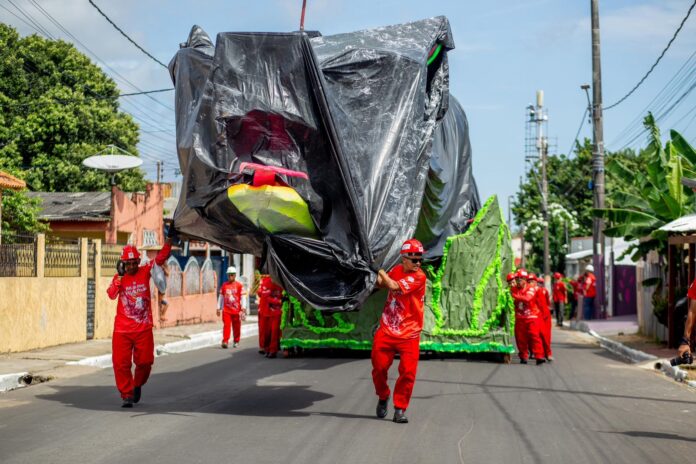 Garantido dá início ao transporte de alegorias e avança para a fase crucial do Festival de Parintins 2025