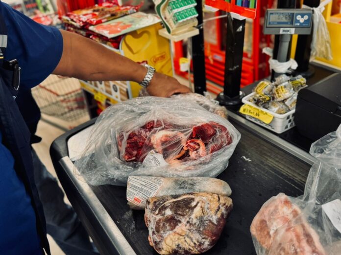 Fiscalização descobre 25 kg de alimentos impróprios para consumo em supermercado de Manaus