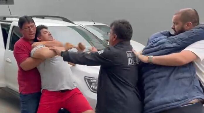 Familiares de vítimas tentam agredir suspeito de duplo homicídio em delegacia de Manaus