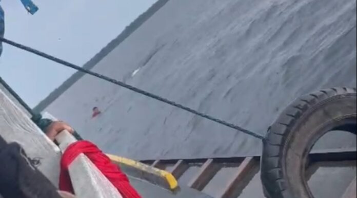 VÍDEO: Dois homens morrem em naufrágio de canoa durante temporal no AM