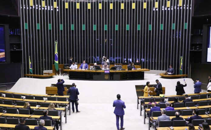 Silêncio marca debate sobre projeto que libera aposentadoria parlamentar