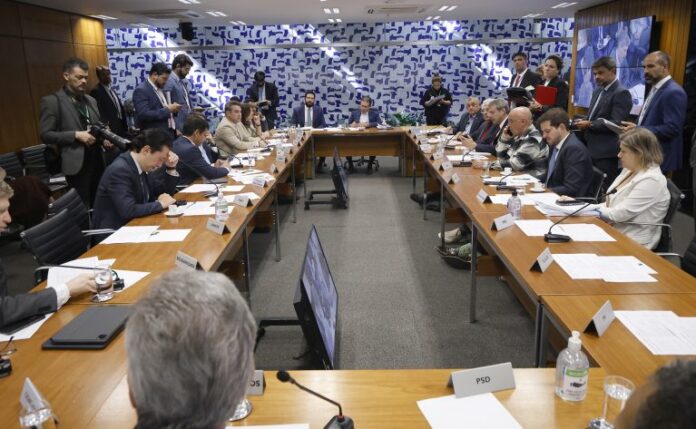 Oposição quer derrubar novo decreto sobre IOF