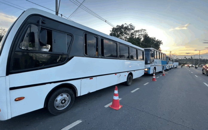 Operação autua 6 veículos clandestinos por transporte irregular em Manaus
