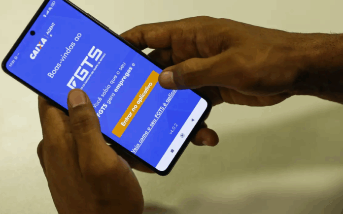 Trabalhadores demitidos com saque-aniversário recebem valores do FGTS hoje