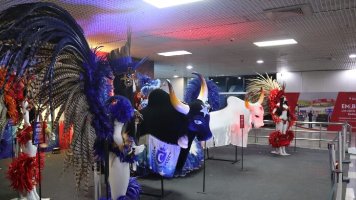 Exposição ‘Embarque na Magia de Parintins’ recebe turistas no aeroporto de Manaus