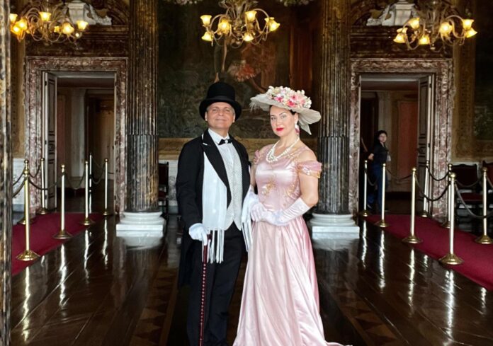 Visita teatralizada revive Belle Époque no Teatro Amazonas