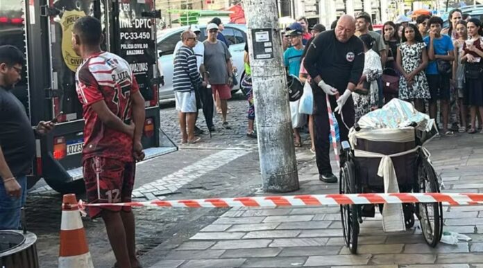 VÍDEO: Homem que arrastou corpo do pai em Manaus confessa que matou idoso