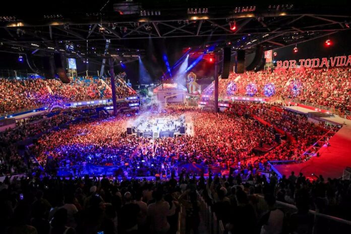 Festa dos Visitantes 2025 agita Parintins com shows nacionais e boi-bumbá