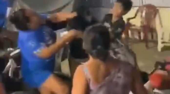 VÍDEO: Torcedoras do Caprichoso brigam por espaço em fila do Bumbódromo