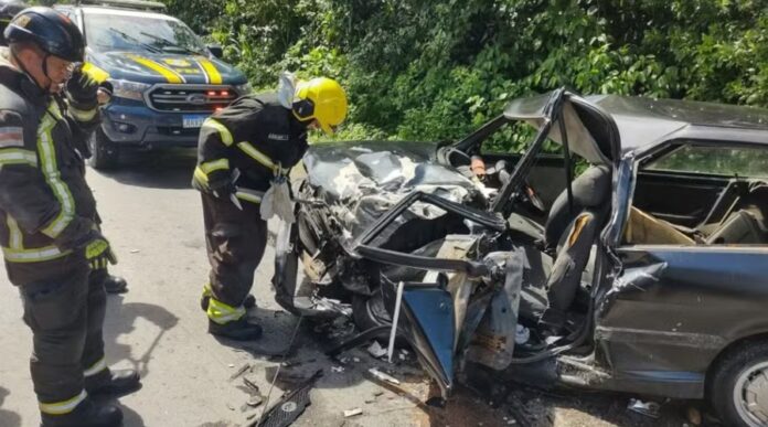 Colisão entre carro e caminhão deixa dois feridos após ultrapassagem errada na BR-174