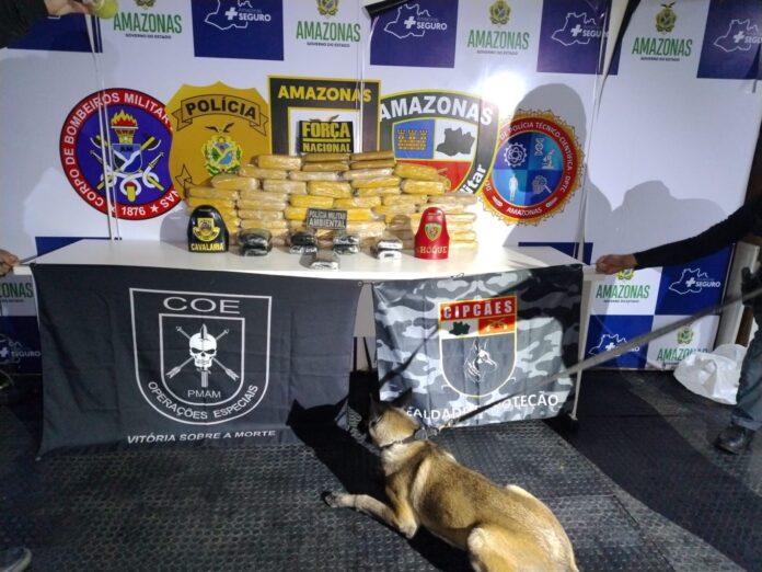 PM apreende 40 kg de cocaína em embarcação no Amazonas
