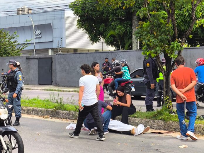 Motociclista morre e esposa fica ferida após acidente no Aleixo, em Manaus