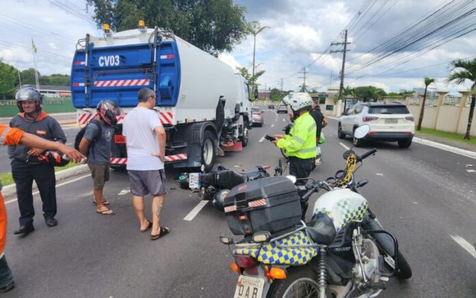 Motoqueiro tenta ultrapassagem, colide com caminhão e morre em Manaus