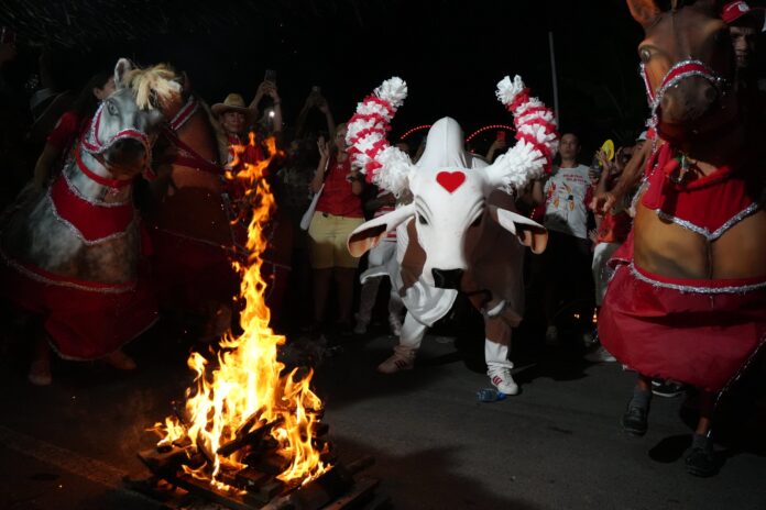 Ladainha do Boi Garantido emociona Parintins e celebra tradição no Dia de São João