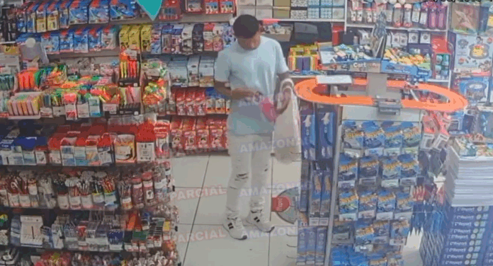 Câmera flagra homem furtando bonecas em loja de Manaus