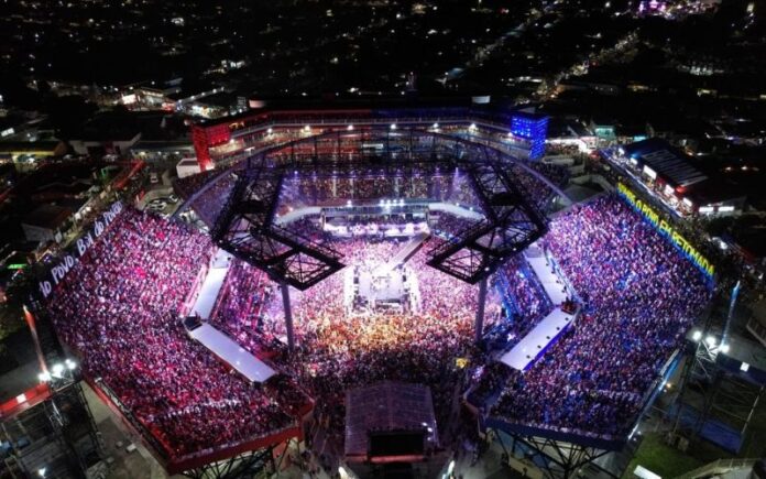 Festa dos Visitantes reúne mais de 35 mil pessoas no Bumbódromo